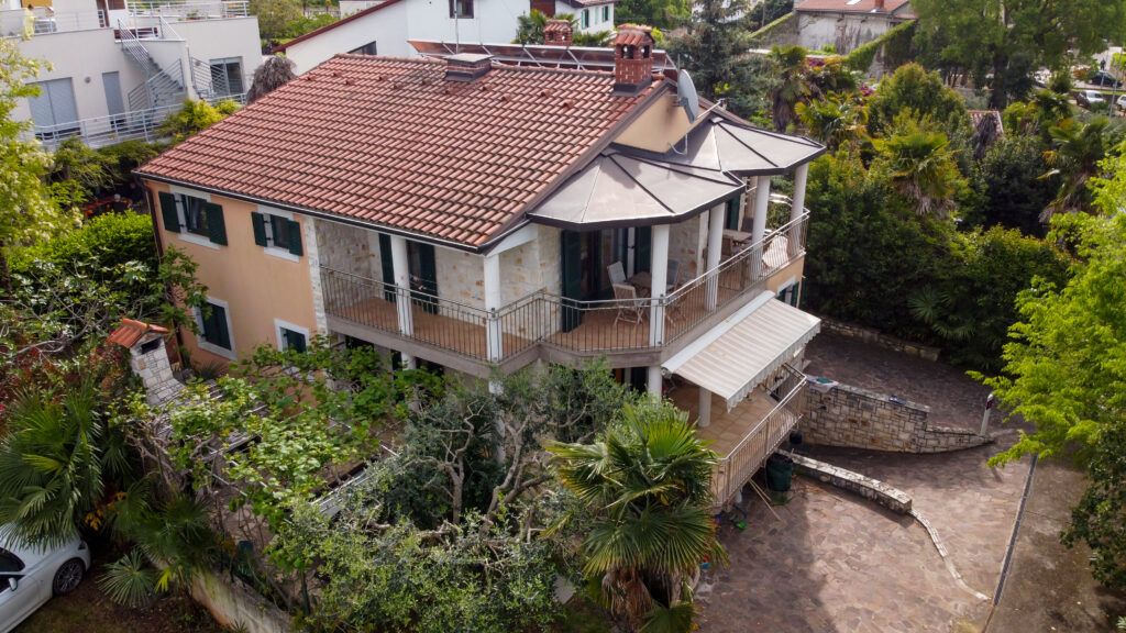 Arial view of the house and entrance